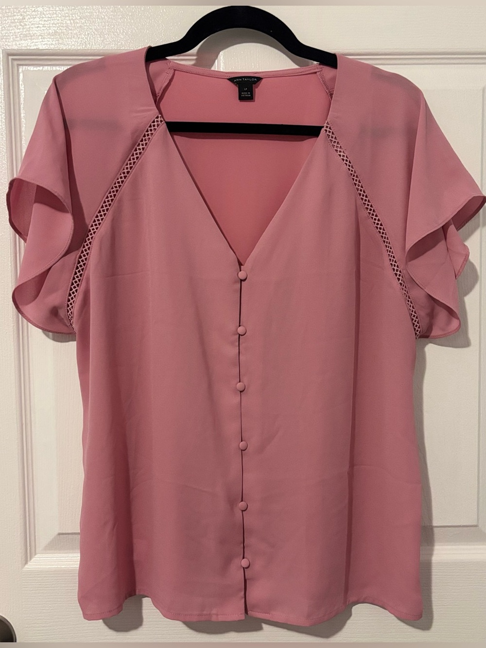 EUC Ann Taylor Dusty Rose Flutter Sleeve Button-Front Blouse